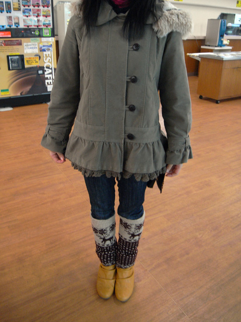 本日の葵さんの服装。厚手のアウターにパンツスタイル。特に脚部の防寒は重点的に！