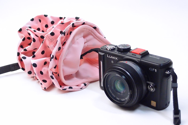 ネックストラップを通して……