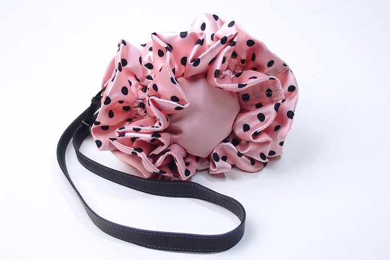 カメラをすっぽり包んでくれます