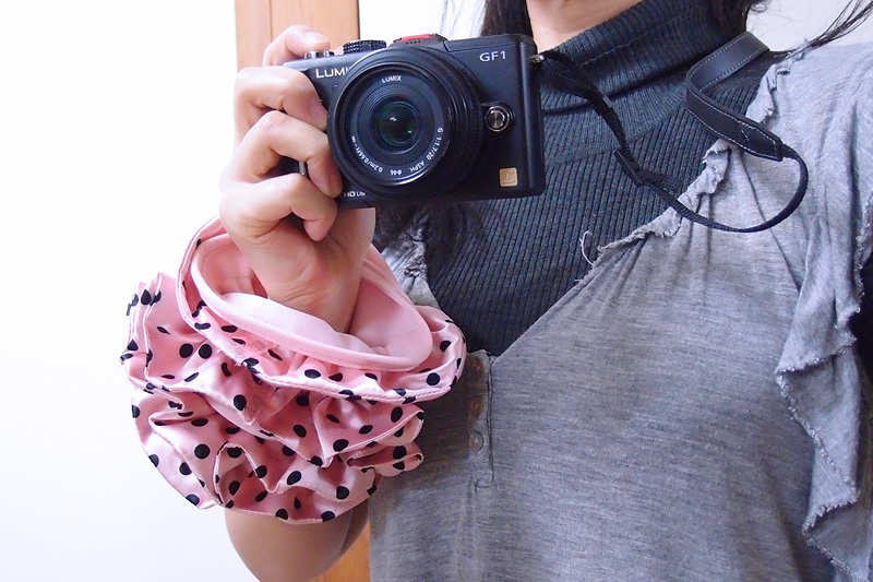 撮影するときは、手首に巻くと邪魔になりません