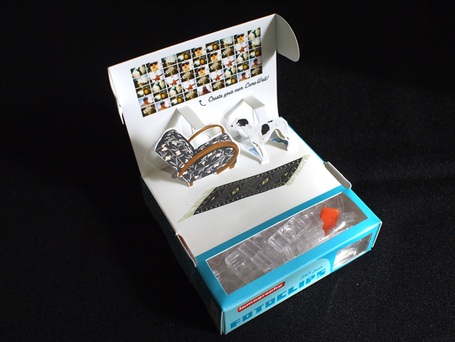 パッケージを開くと飛び出す絵本のようなしかけが