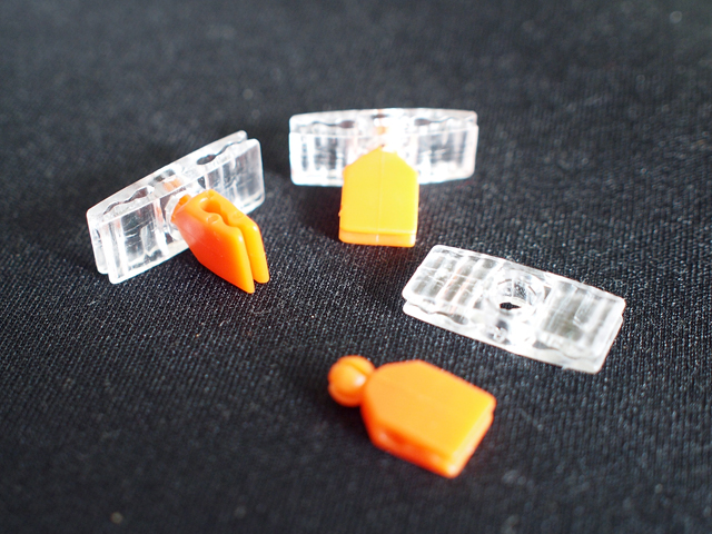 オレンジの連結クリップは、透明クリップの穴に差し込んで使う