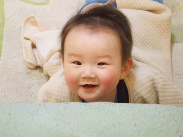 このときは就寝前のハイテンションで、ソファごしに自分で「いないいないばぁ」をして笑顔になっていました