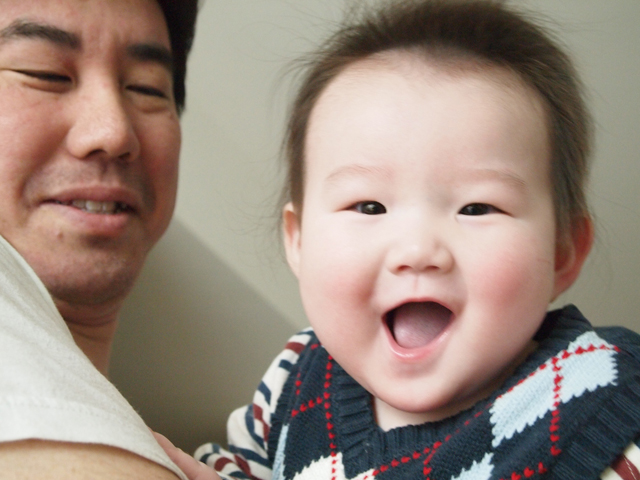 うちの場合は「パパのだっこ」が大好きで、だっこされていると笑顔も撮りやすくなります