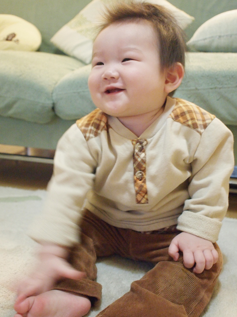 「ゆうなちゃん」効果の笑顔。体操の曲「わーお」がかかると動きつきで大喜び。画面に集中してくれるので笑顔は撮りやすいです