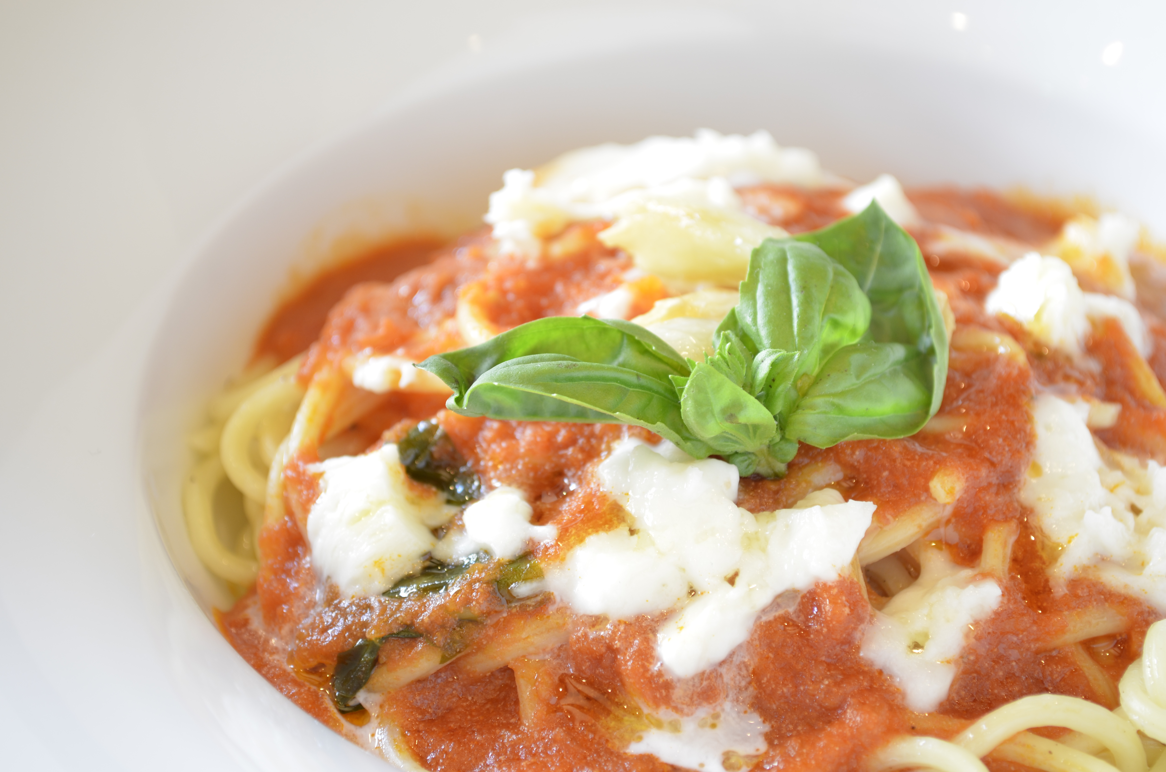 ■絞り優先ＡＥ（F5.6）/ISO200/WBオート/+1.5EV/焦点距離55mm/トマトとモッツァレッラチーズのタリオリーニ・ソレント風美味しそう！と思ったらググっと寄って撮ってみましょう。緑と赤と白のコントラストが引き立つように露出を上げて明るく撮影。