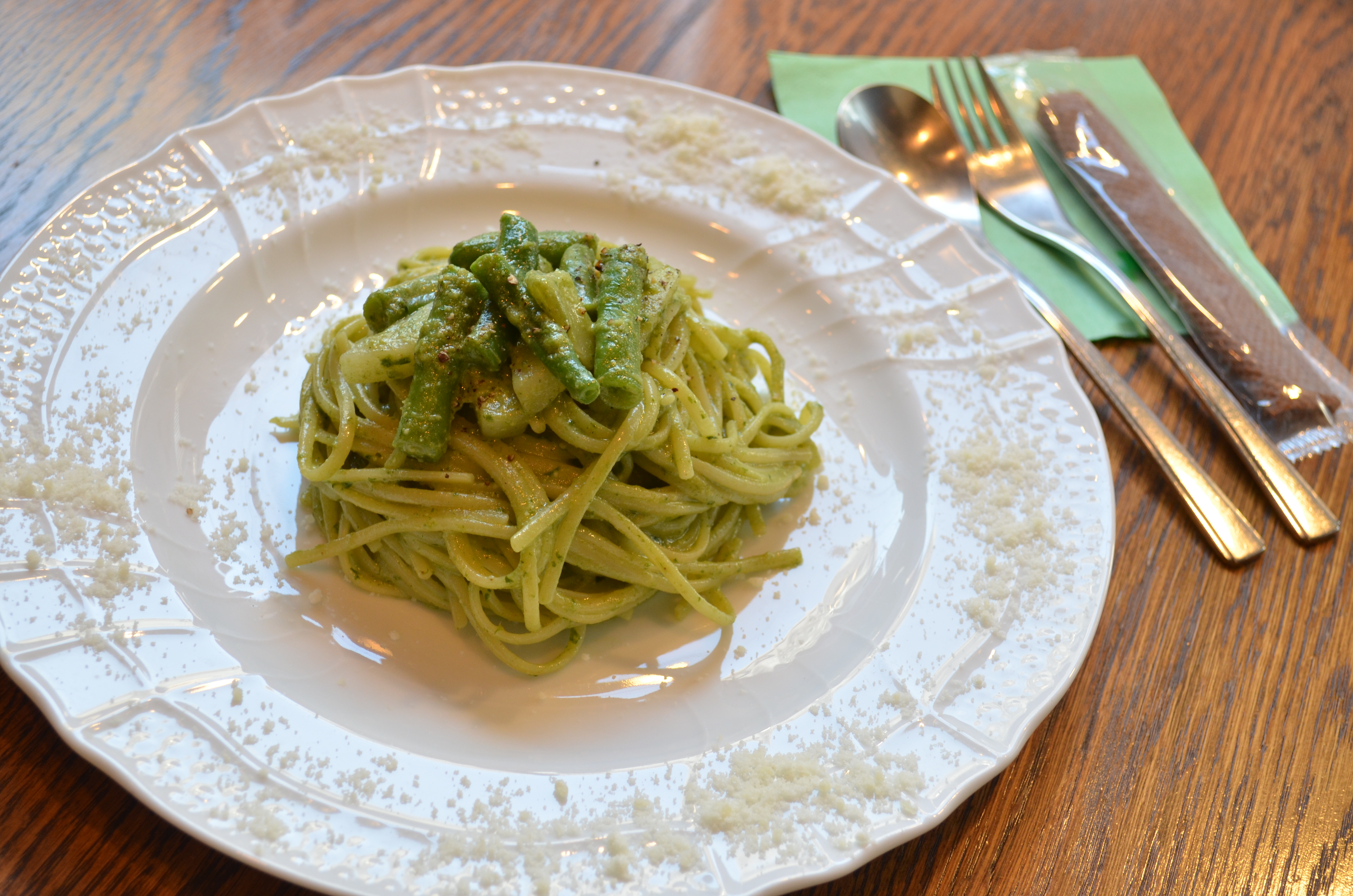 ■絞り優先ＡＥ（F5.6）/ISO400/WBオート/+1.7EV/焦点距離36mm/ジェノヴァ風バジリコペーストソースのリングイネピッコレ