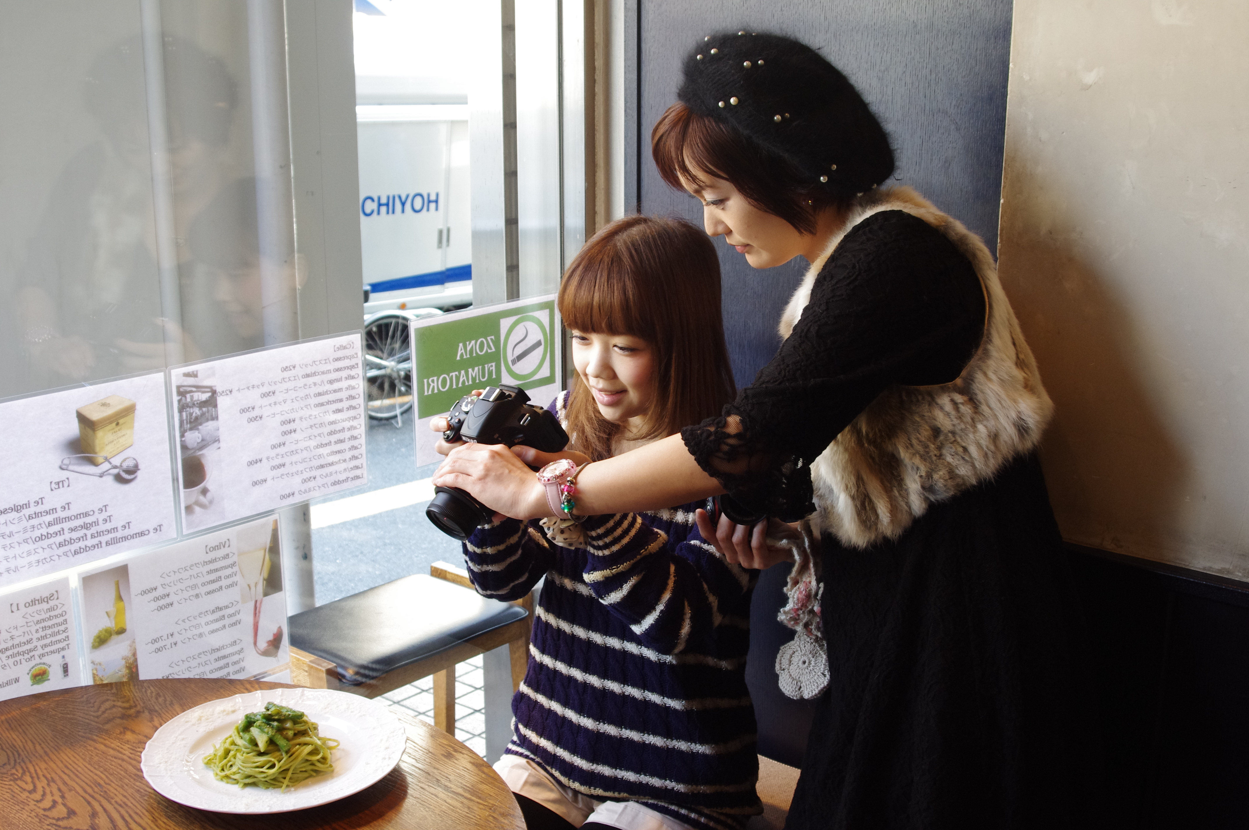 ライブビュー画面に表示される黄金分割のグリッド表示を見ながら構図を決めましょう。