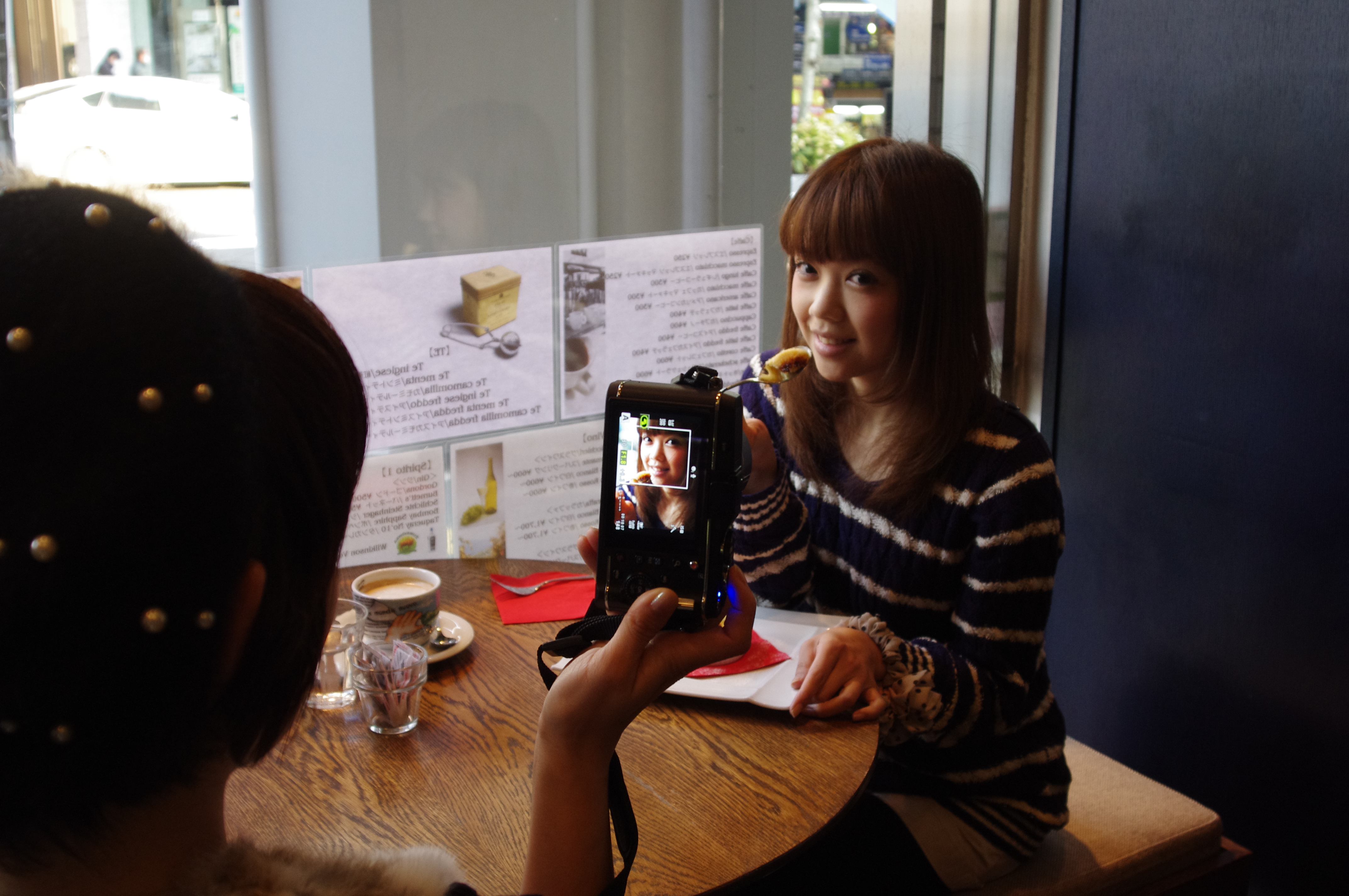 もちろん座って撮影します。シャッター音の小さいカメラを使えば周りからも撮影していることがわかりません。