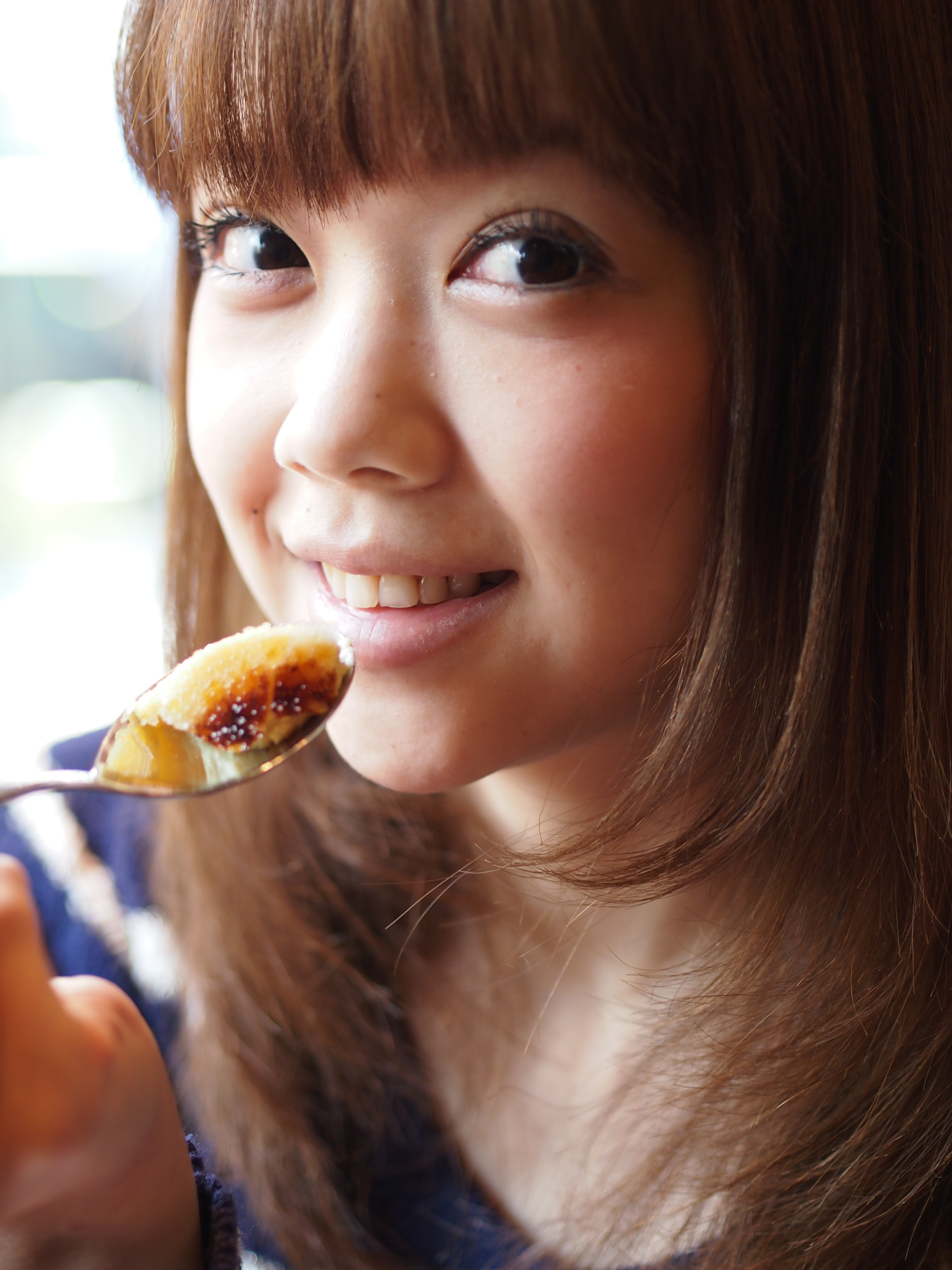 慣れてきたらぱくっと食べる前に「ちょっとカメラのほう見てみて」なんて声をかけてみましょう。いきなりこんなポーズを取らされるよりも、ずっと自然な表情が引き出せます。