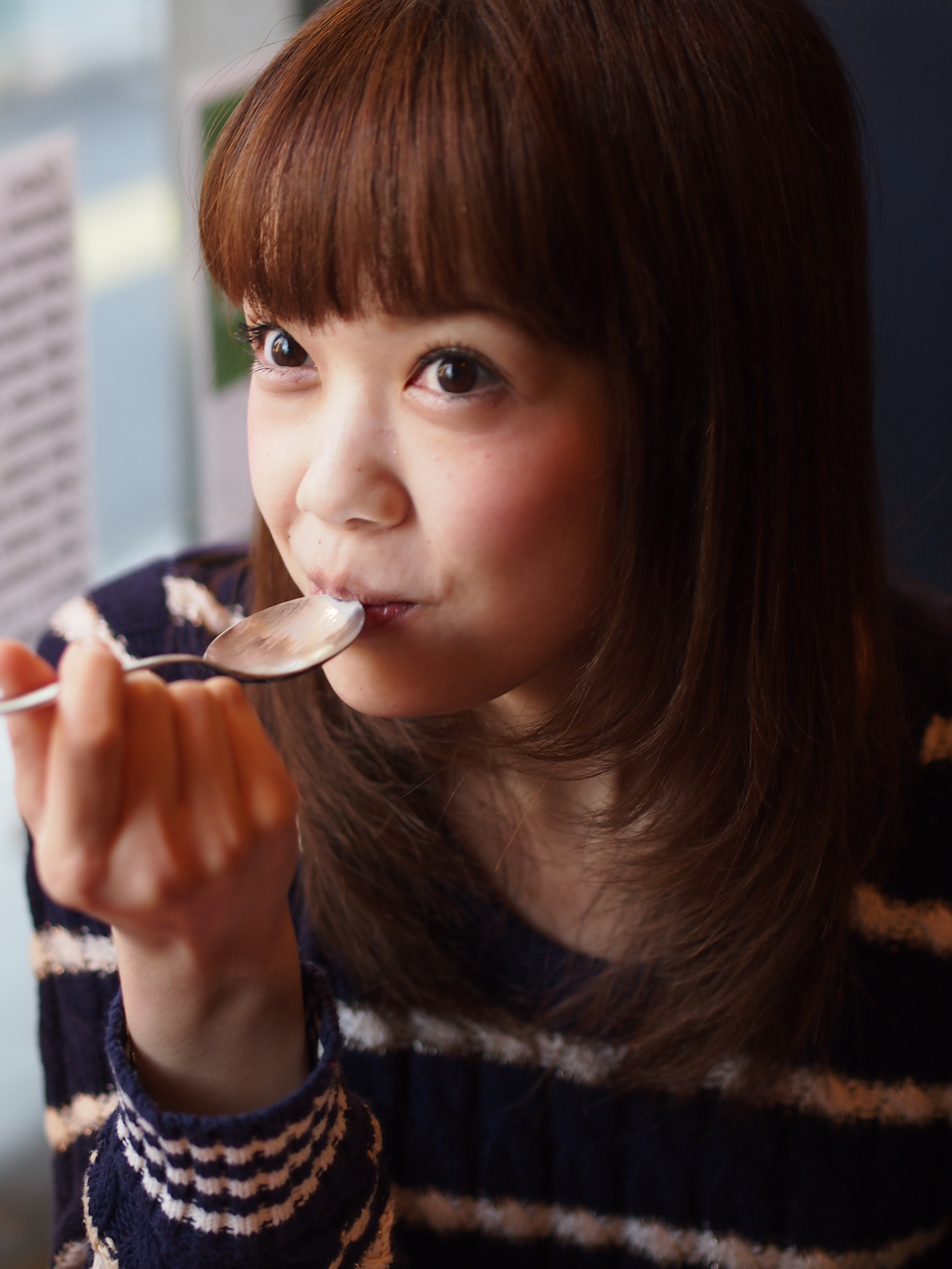 ちょうど食べている瞬間は女性としてはあまり撮られたくなかったりもするので、その間はシャッターを押さずに口に入りきったくらいでシャッターを押すと、表情はそのままで画的に整ったカットが撮れます。