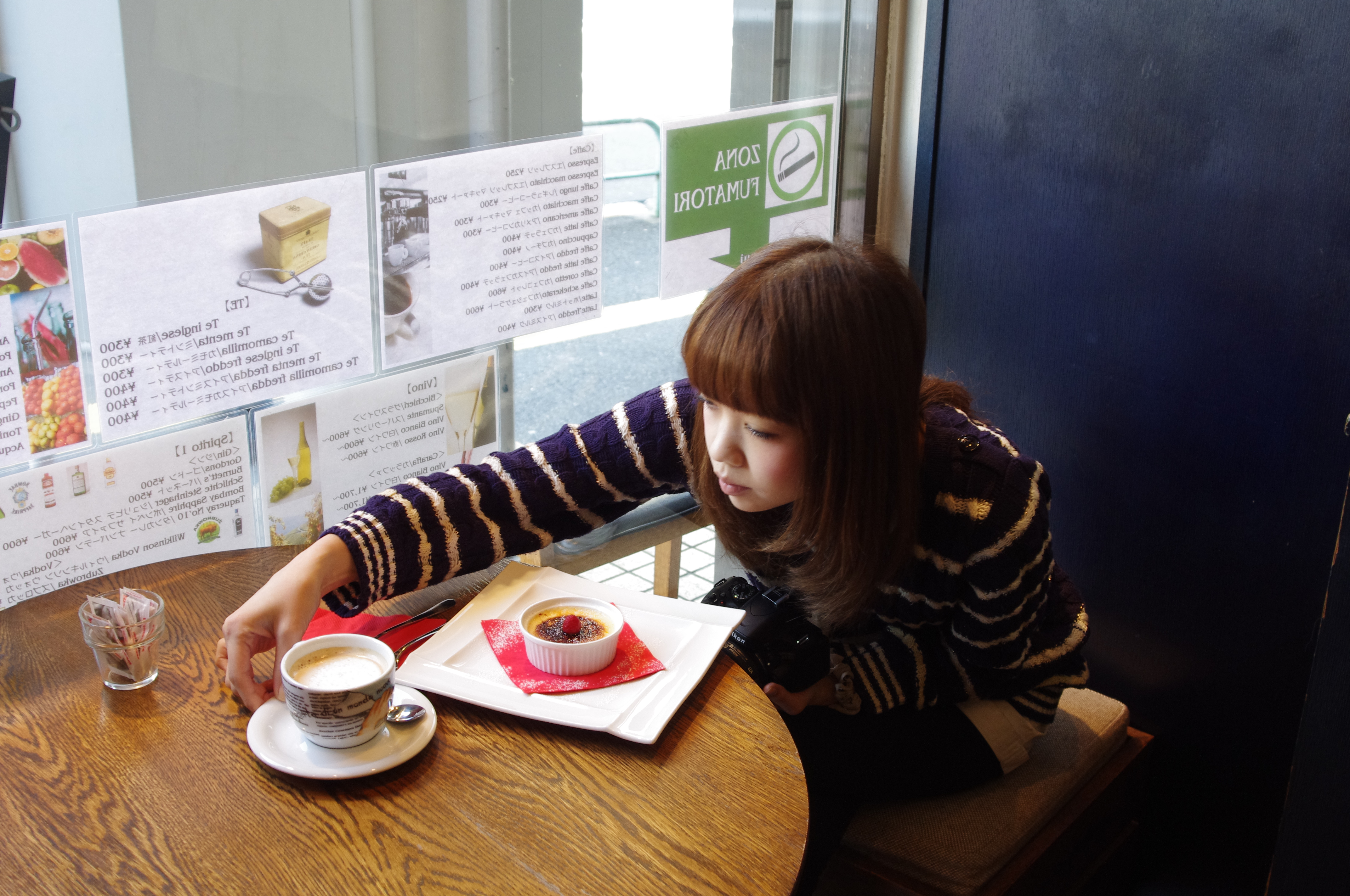 テーブルフォトの楽しさはスタイリングからです。出されたそのままではなく、自分のイメージを写し取れるように配置を変えてみましょう。