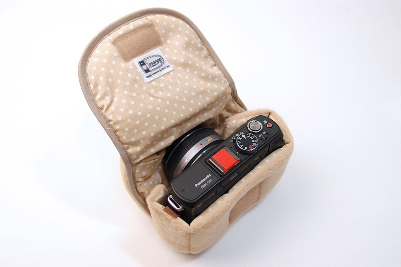 背面のマジックテープをとって開けてみると、中にカメラが