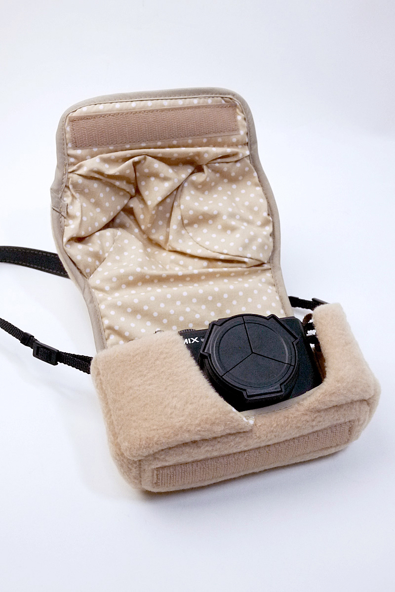 底面のマジックテープをとると、レンズ部分から開きます