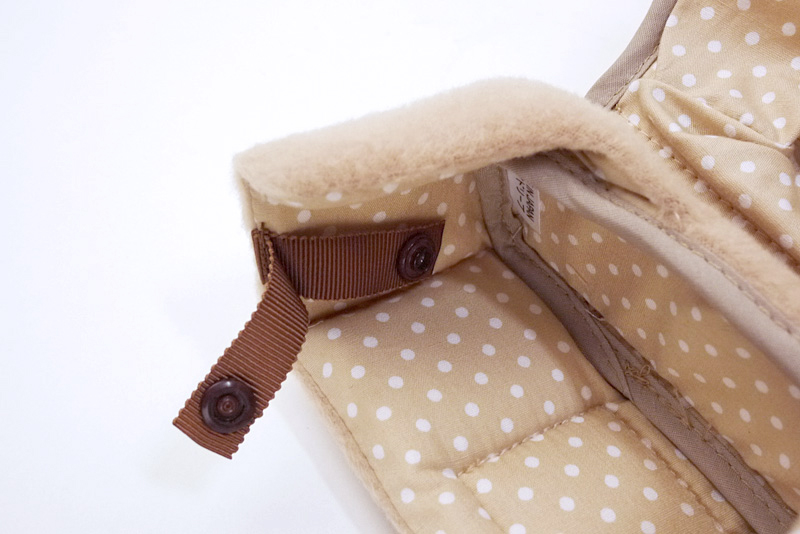 ネックストラップに固定できるスナップボタン付き