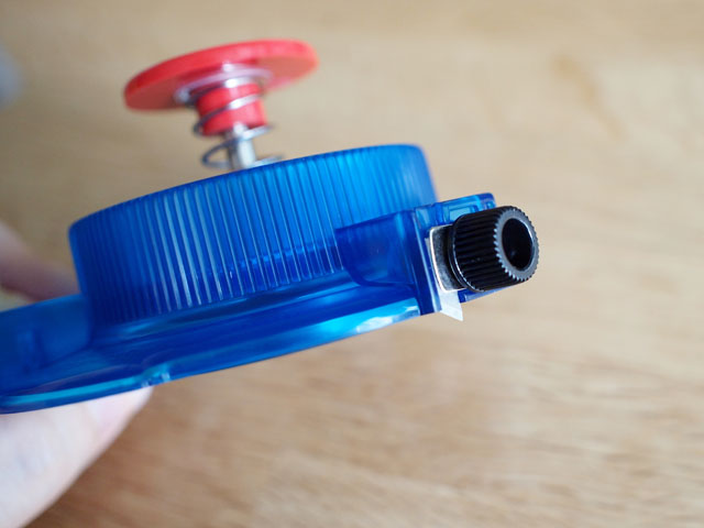 刃は3カ所。切りたい直径のスクリューを緩めて刃を出して固定します