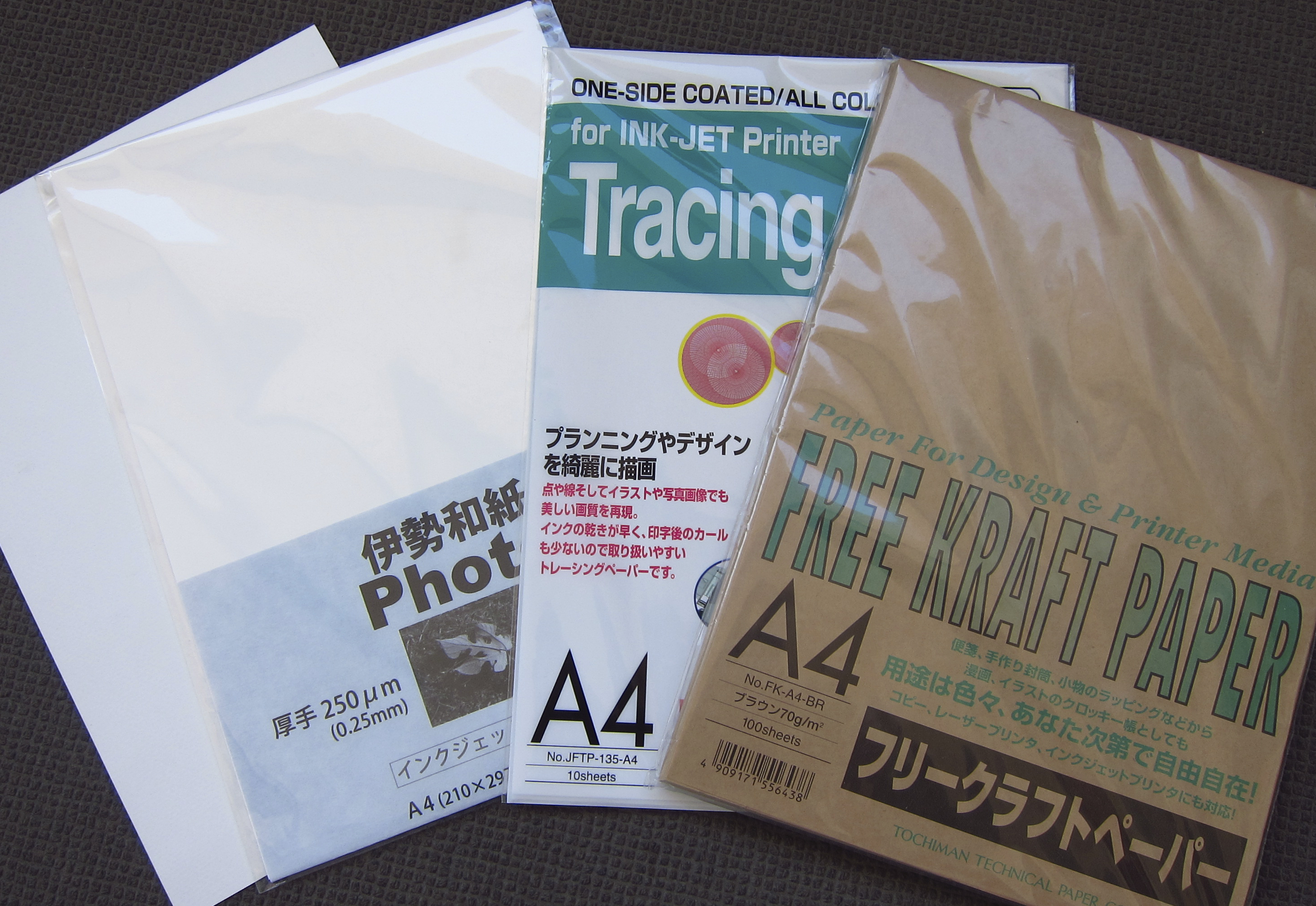 左から　マーメイド紙／伊勢和紙／トレッシングペーパー／フリークラフトペーパー。