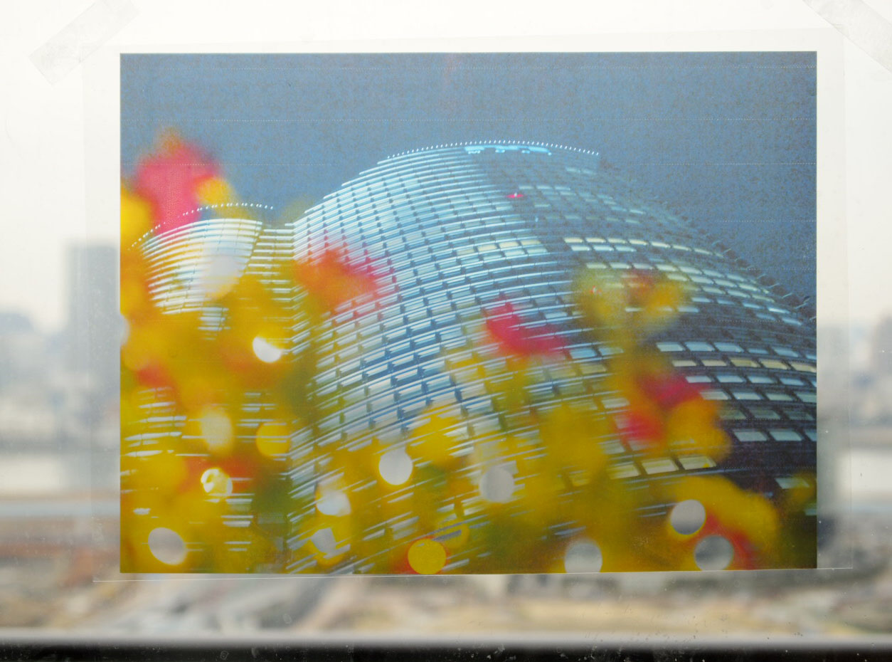 透明度の高いフィルムにプリントしてクリアーな仕上がり。夜景などを印刷し、窓などに飾って裏からライトを当てると、面白い演出になります。上の作例では窓に貼り、外光が差し込んだところを撮影してみました