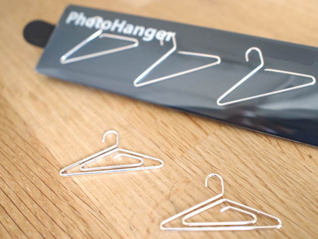 洋服用の「ハンガー」の形をしたクリップ。材質はステンレスで軽く、メッキ塗装がされている。写真は銀メッキのD-401-S。金メッキやステンレスのタイプもある