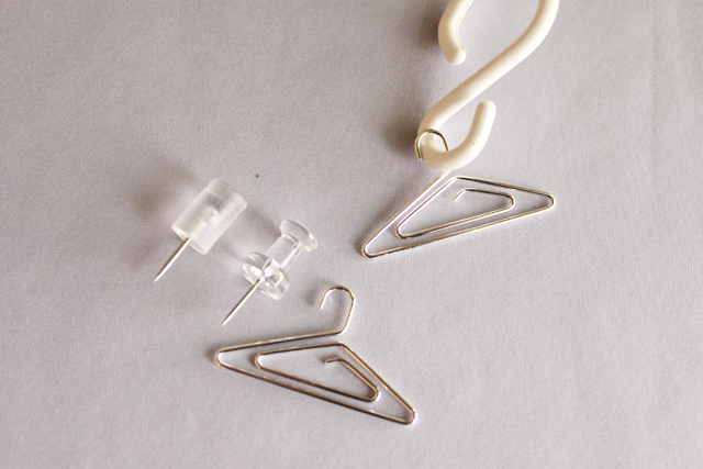 ハンガーの引っ掛ける部分は5mm程度と細いので、円柱形の画鋲や、ダルマ画鋲だと入らない場合も