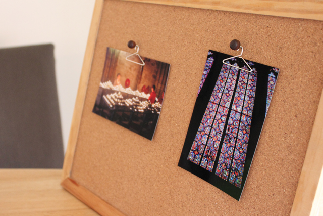 ピンで刺したところにひっかけるとしっくりくる。写真の入れ替えもラク