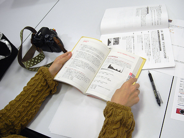 先日、フォトマスター2級を取得した葵さん。参考書には専門的な用語や技法がずらり……