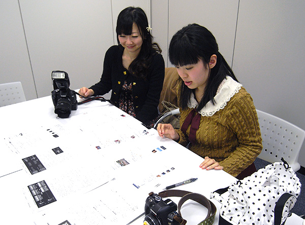 デジタルカメラ製品情報ページのプリントアウトとにらめっこ。初心者はここの用語とかでまずつまずいちゃうのでは…？ というのは共通認識のよう。ほかにも、変に誇張の入ったスペック名称はなんだかなー、という声も