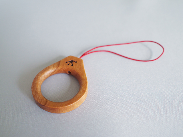 写真は「サオ」の「レッド」。木は3種類から、紐のカラーは5〜6種類から選べる