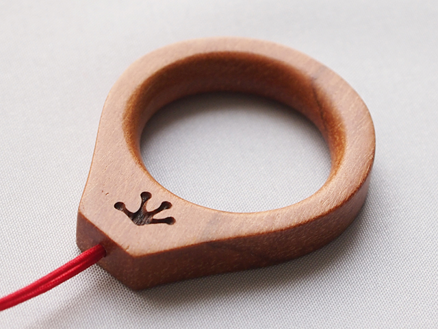 内側は角が落とされ、丸みがあるので指も入れやすい。リング根元のユリシーズのマークもかわいい