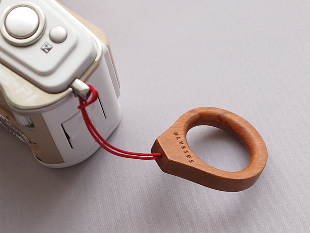 一般的なストラップと同じで、ストラップ穴に紐を通してリングをその紐に通すだけと取り付けはごく簡単