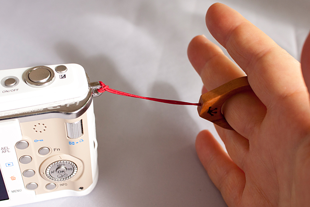 紐の部分は十分な長さがあるので撮影で指の動きが妨げられることもない