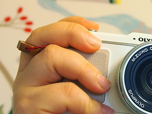 リングの根元部分を前面に回すとグリップしやすい