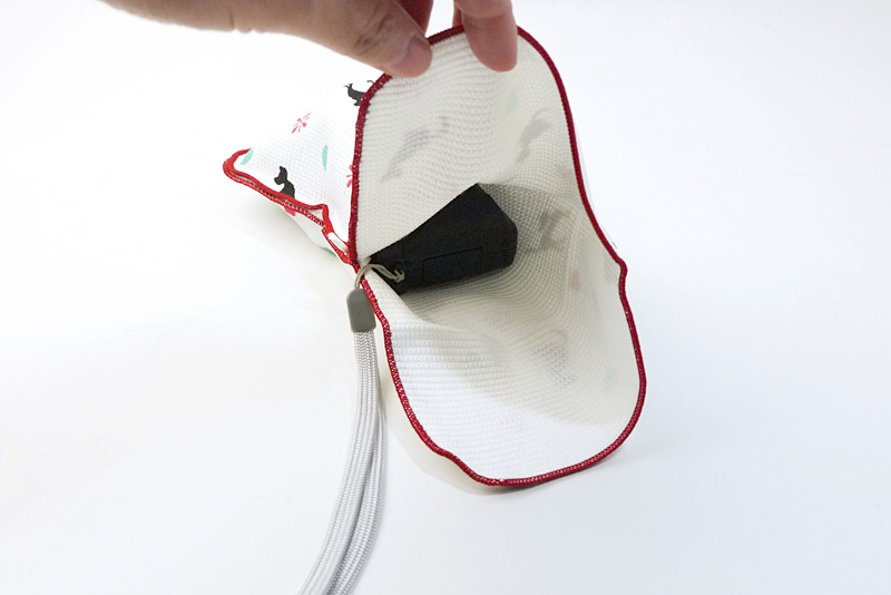 お出かけの際は、中にカメラを収納