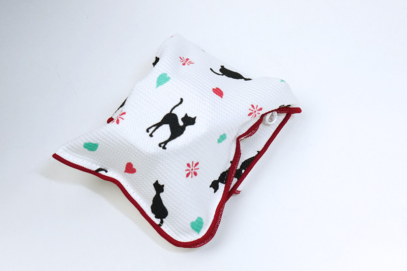 OLYMPUSのXZ-1(JJC オートレンズキャップ付で厚さ約6cm)を入れてみたところ、ギリギリ入った