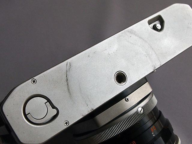 ケースに固定していたため付いてしまった、拭いても取れない年期の入った汚れ