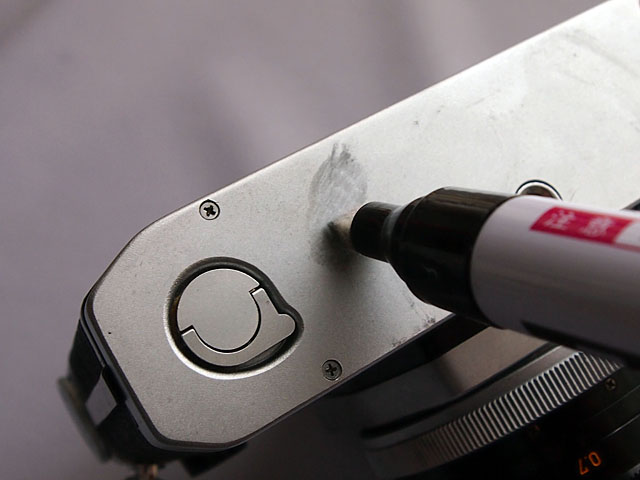 汚れを直接ペンで塗りつぶし、少し置く