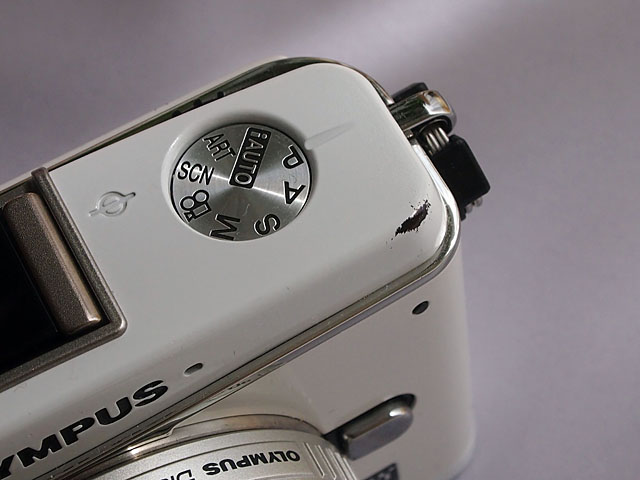 ボディの角をぶつけてしまい、付いてしまった塗料。拭いてもまったく取れない