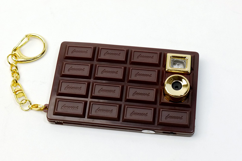 チョコレートそっくりなデザイン。30万画素CMOS、レンズは固定 F=4.9mm、絞りF2.8、焦点距離 30cm〜∞、シャッタースピード 1/6〜1/15000秒