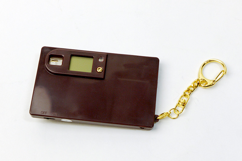 主電源スイッチは左下に。パソコンにデータを取り込むまでは、決してOFFにしないように！