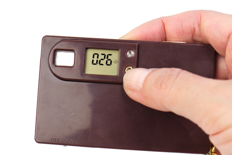 液晶のON、OFFと、モード切り替えを兼ねたファンクションボタンがついている。撮影枚数は液晶に表示される