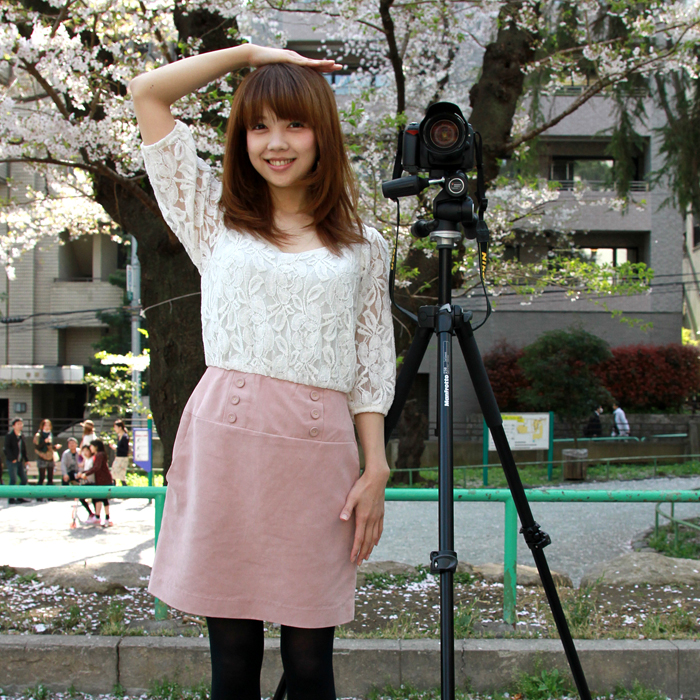 自分のアゴまで伸びる高さの物を購入しましょう。この写真ではカメラが付いていますが、雲台の高さを目安にしてください。