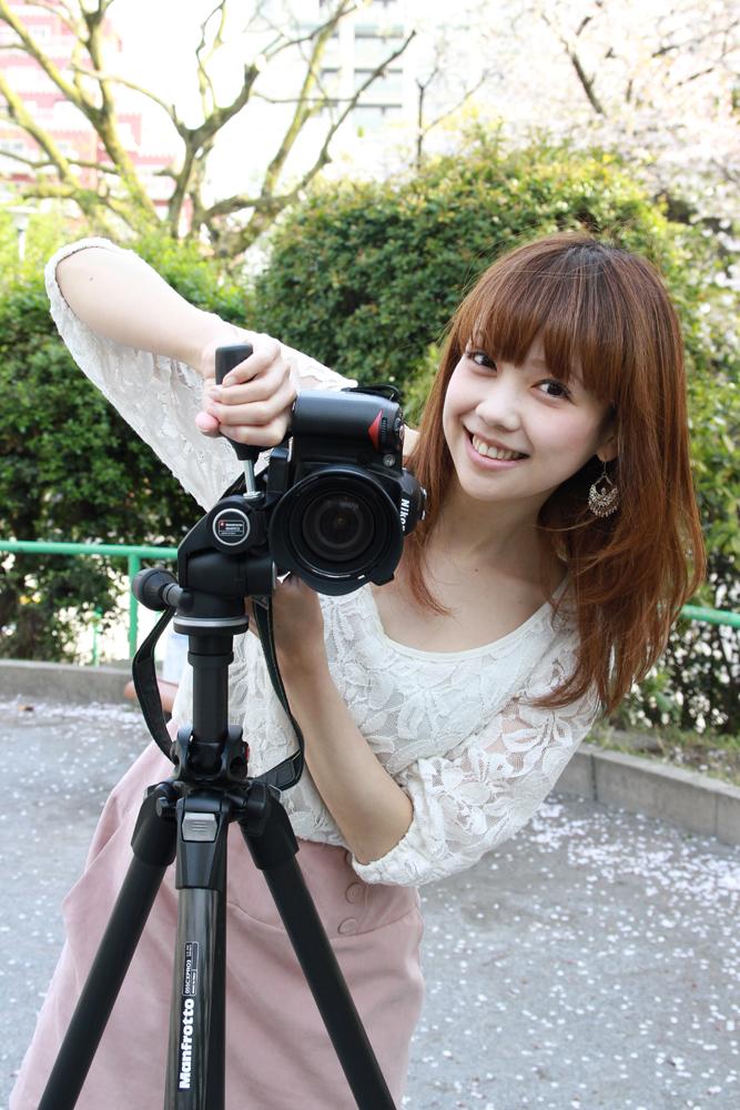 雲台の横に出ているハンドルを上下に操作するとカメラを縦位置にすることができます。