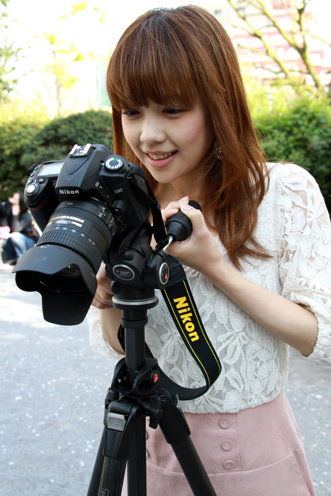 後ろ方向に伸びているハンドルで上下の傾きを操作することができます。