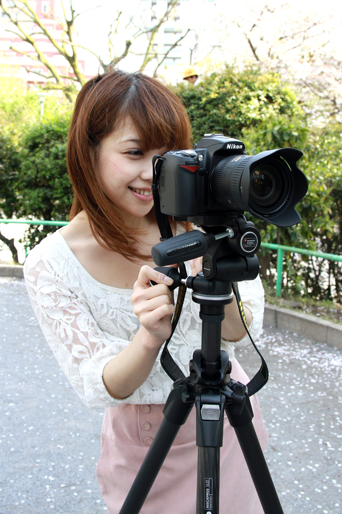 雲台の台座にあるネジを右手で緩めて、左手でハンドルかカメラボディを持って操作しましょう。