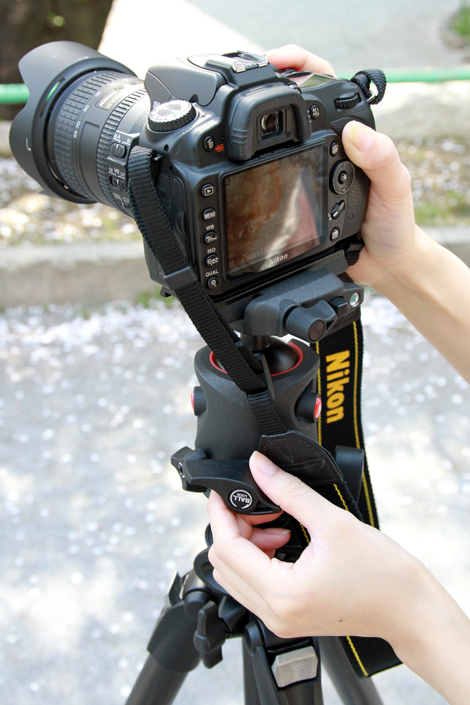 右手でカメラボディを、左手でつまみを操作できるようにカメラを三脚にセッティングしましょう。