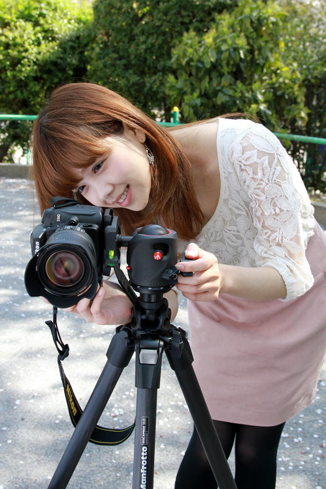 つまみの反対側に切れ込みが入っているので、そこに向けて傾けます。