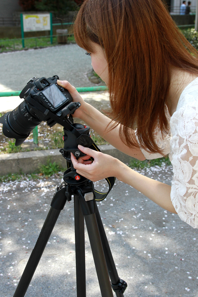 自由雲台は左手のつまみひとつで上下左右に動かすことができます。