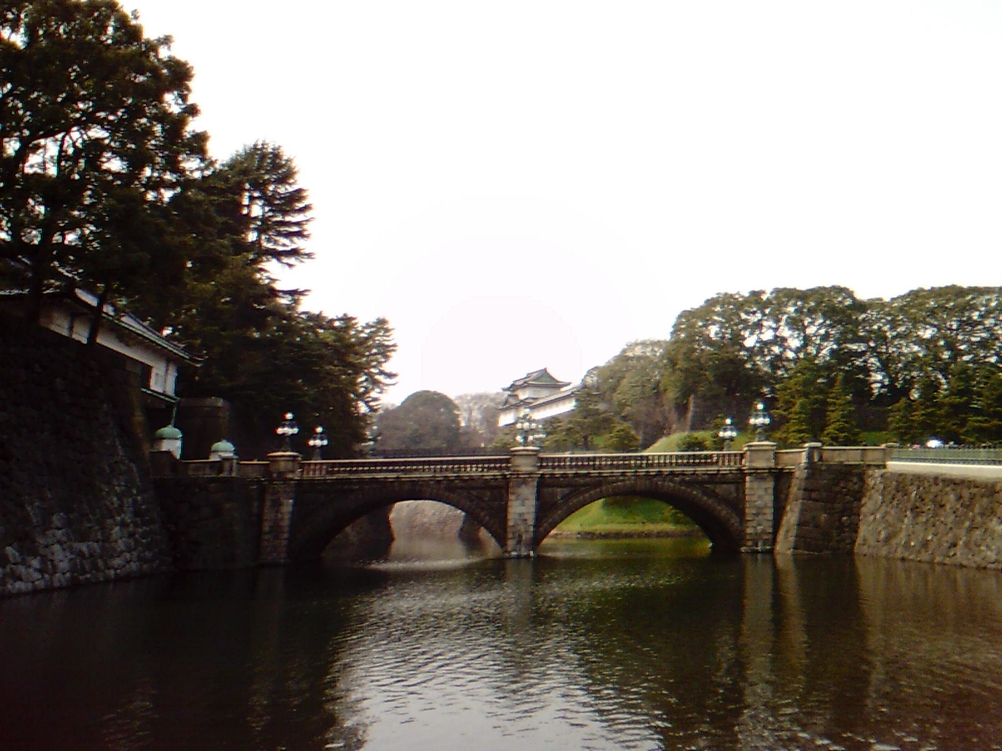 よく晴れた日の皇居の二重橋も、こんな感じに