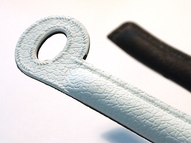 表面は皮のような模様。片方の端には輪があり、ここにもう一方の端を通せる