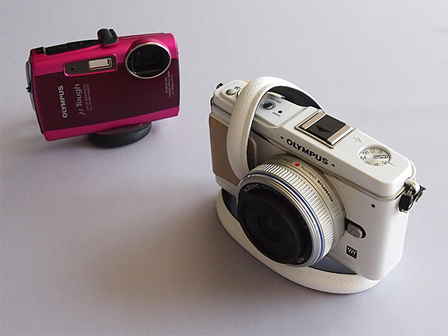 机の上でカメラ本体をちょっと角度を付けて置きたいときなどに